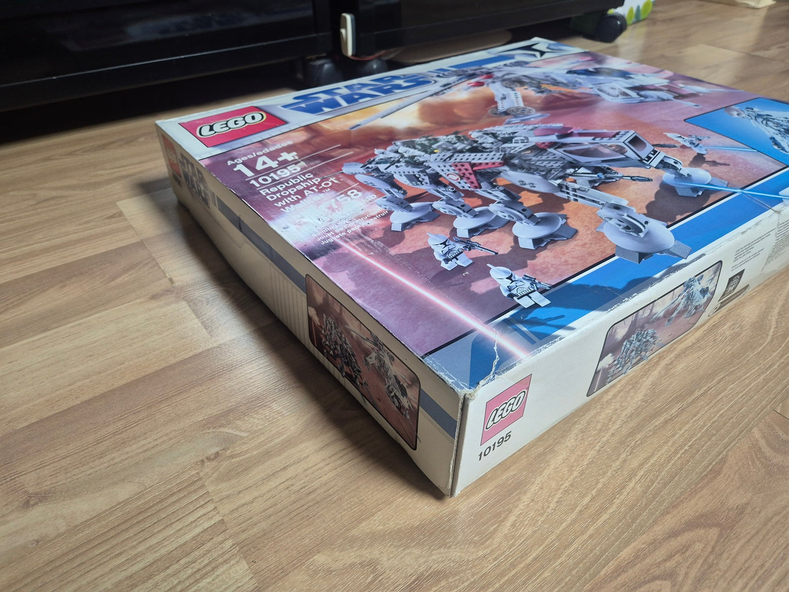 LEGO 10195 Star Wars Republic Dropship with AT-OT Walker (New Sealed In Box)