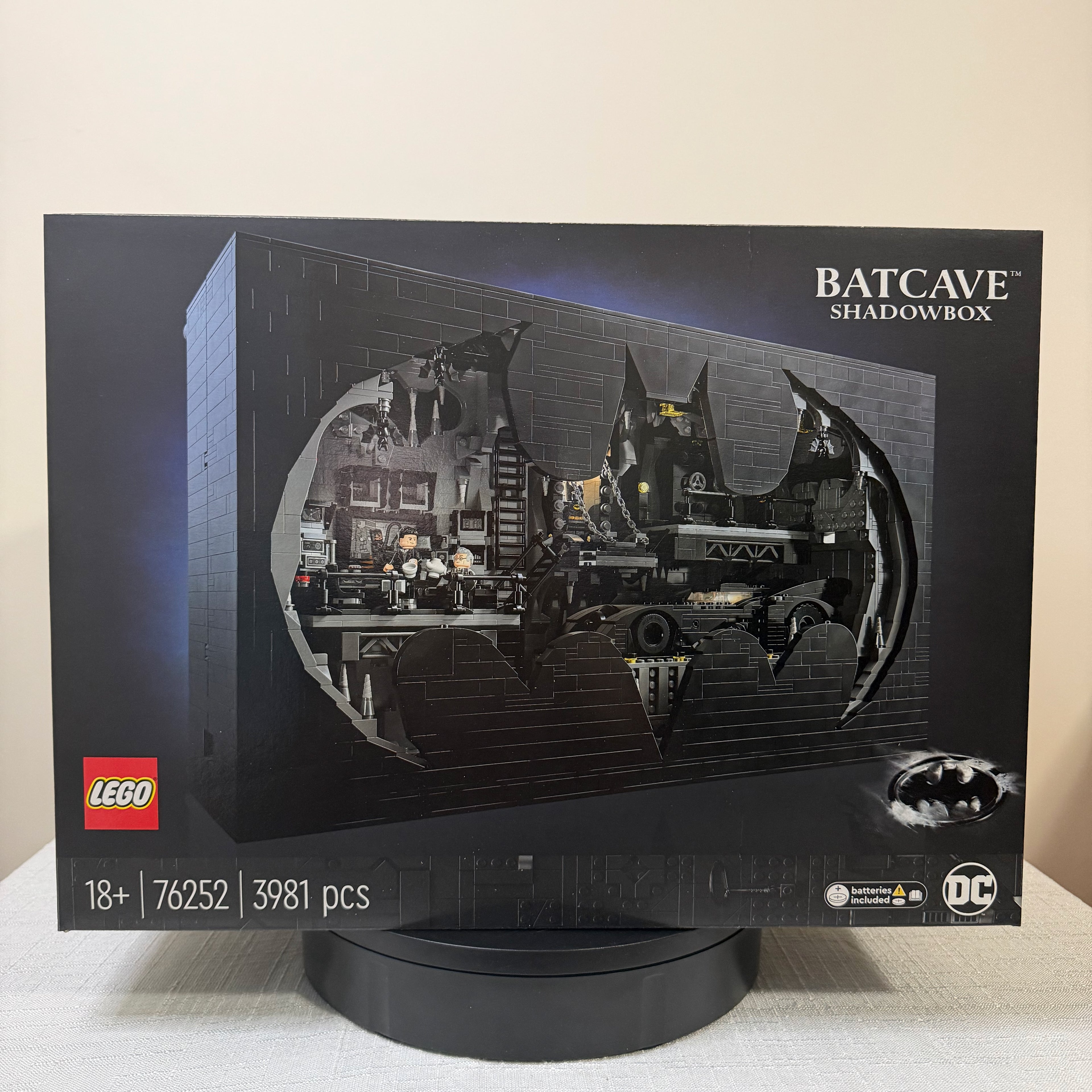 76252 (NISB) LEGO Batman Returns Batcave – Shadow Box