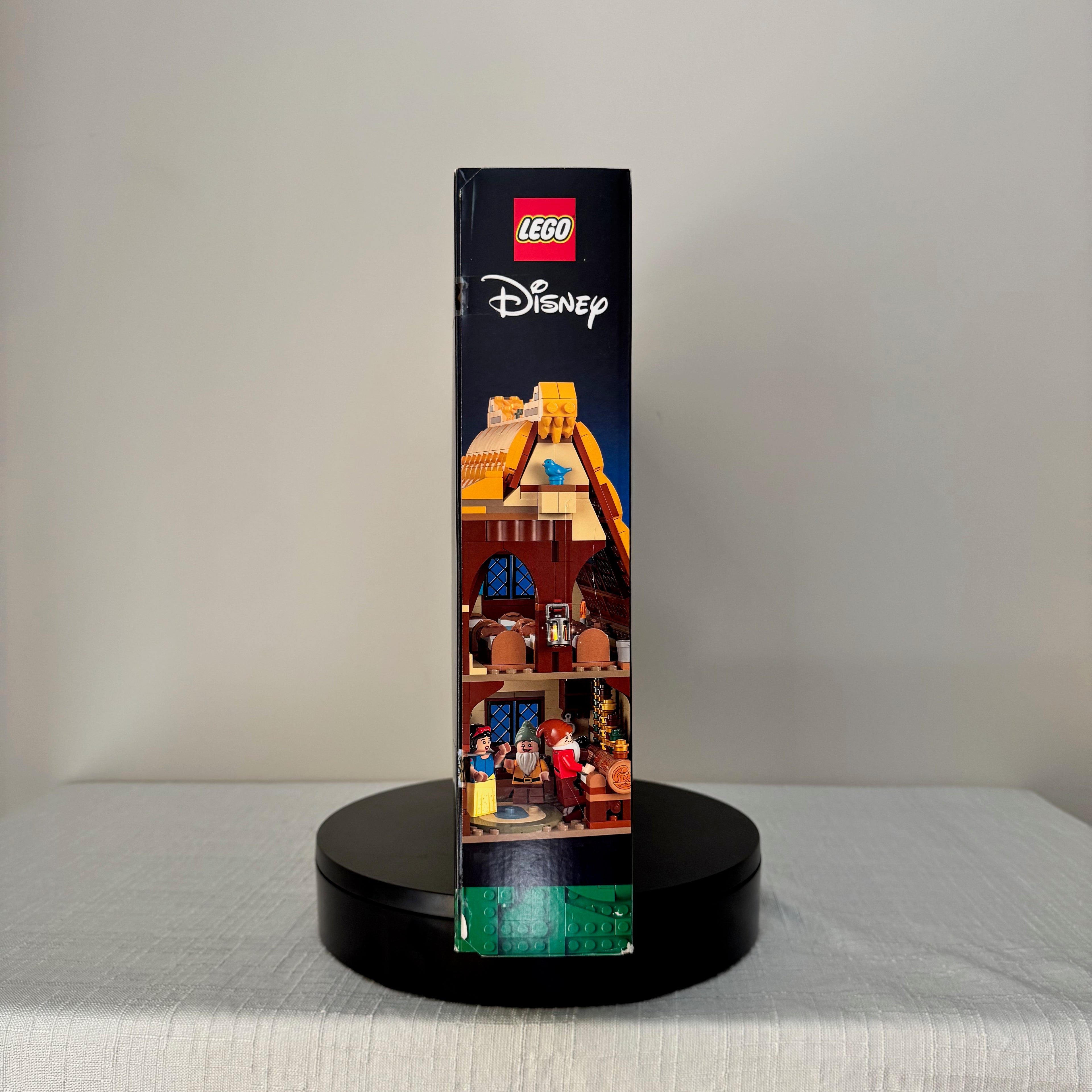 43242 (NISB) LEGO Disney Snow White and the Seven Dwarfs' Cottage